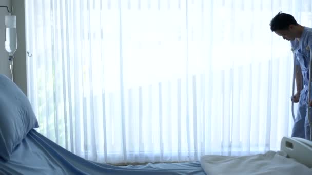 Yetişkin Bir Asyalı Hastane Odasında Iyileşirken Koltuk Değnekleriyle Yürürken Fiziksel — Stok video
