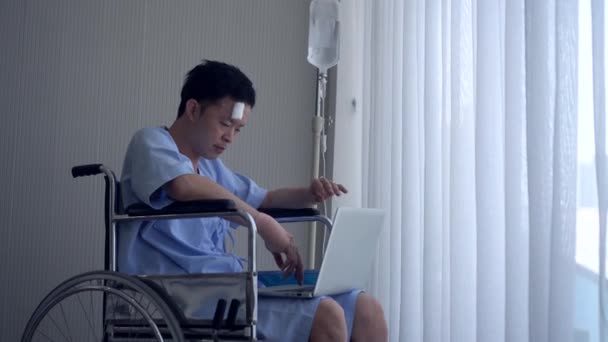 Aziatische Man Stress Werken Vanuit Ziekenhuis Ongezonde Levensstijl Werken Terwijl — Stockvideo