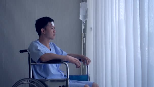 年轻的亚洲人在医院工作 不健康的生活方式 一边工作一边从事故中恢复 — 图库视频影像