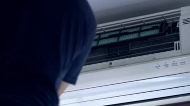Klima teknik teknisyenle yıllık temizlik denetimini tamir ediyor