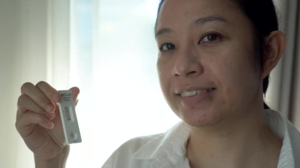 Asiatico Donna Felice Sollevato Con Negativo Covid Antigene Test Atk — Video Stock