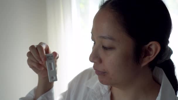 Asiático Mulher Feliz Aliviado Com Negativo Teste Antígeno Vívido Atk — Vídeo de Stock