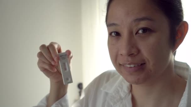 負のCovid抗原検査で安心したアジアの女性仕事に行くために必要なAtkの結果 — ストック動画