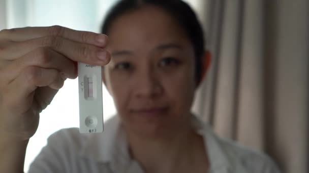 負のCovid抗原検査で安心したアジアの女性仕事に行くために必要なAtkの結果 — ストック動画