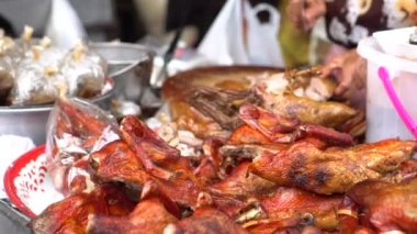 Kızarmış ve buğulanmış beş baharatlı ördek Asya pazarında satılıyor.