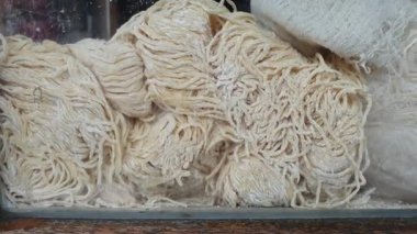 Yerel sokak yemekleri için Asya usulü çiğ yumurtalı şehriye.