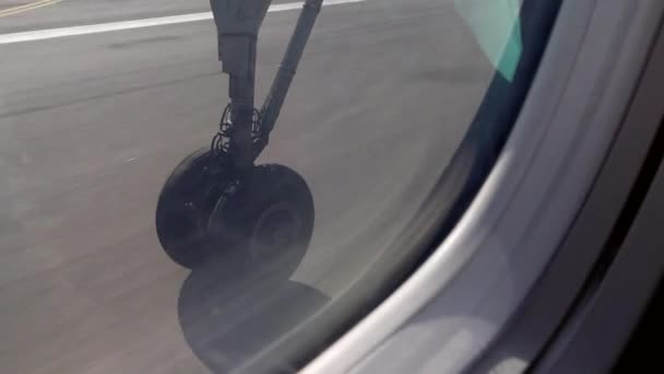 滑走路から離陸して車輪区画に格納された飛行機の車輪を示すビデオ — ストック動画