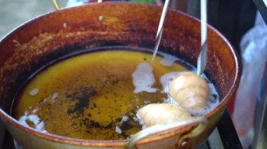 Pirinç tavada bol yağda kızartılmış Çin Dim Sum ekmeği.