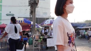 Bangkok, Tayland 15 Ocak 2022 Yerel halktan oluşan yeni normal bit pazarının POV 'u maske takıyor