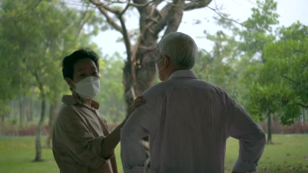 亚洲老年夫妇照顾妻子照顾丈夫承认在医院卧病 — 图库视频影像