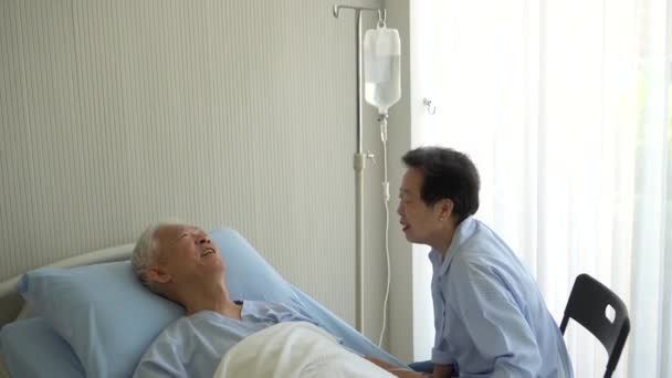 Asiático Idoso Casal Esposa Incentivar Marido Hospital Cuidar Partilha Felicidade — Vídeo de Stock