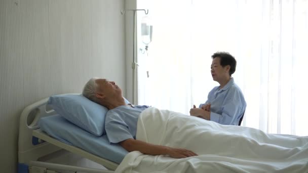Asiática Senior Pareja Ancianos Esposa Animar Marido Hospital Cuidado Compartir — Vídeos de Stock