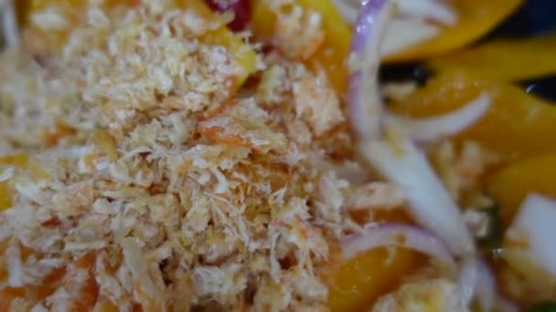 Plango Tropisch Mariaal Pruimenfruit Thais Yum Kruidig Saladevoer Met Lindevissaus — Stockvideo
