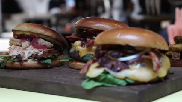Сырные Гамбургеры Гамбургеры Морепродуктами Свежими Овощами Деревянной Тарелке — стоковое видео