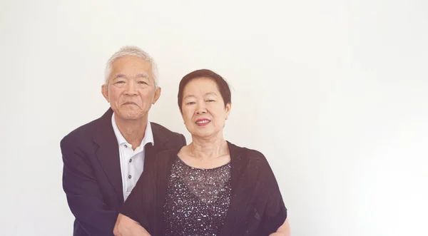 Asyalı Yaşlı Çift Mutlu Sahibi Birbirlerine Gülümsüyor — Stok fotoğraf