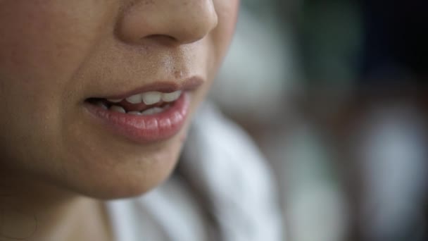 アジアの中年女性Creckedピンク唇と皮膚毛穴閉じますアップ話して遅い動きHd — ストック動画