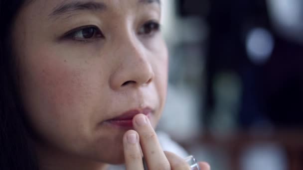 アジアの中年女性行います化粧品適用赤口紅遅い動き — ストック動画