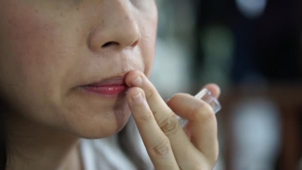 Primer Plano Asiático Mujer Uso Dedo Aplicación Rojo Lápiz Labial — Vídeo de stock