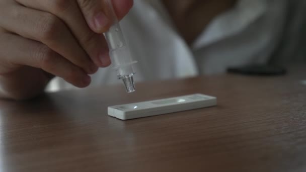 Atk Antijen Test Kitine Vücut Sıvısı Boşaltılıyor — Stok video