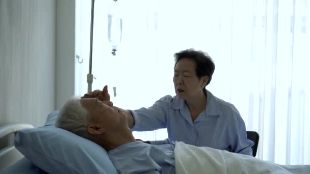 Esposa Concerniente Marido Mal Estado Acostado Hospital Cama Asiático Anciano — Vídeos de Stock