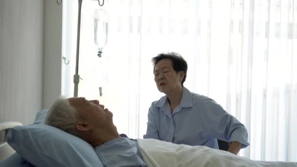 Esposa Concerniente Marido Mal Estado Acostado Hospital Cama Asiático Anciano — Vídeos de Stock