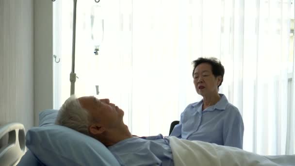 Frau Besorgt Über Kranken Mann Auf Krankenhausbett Liegend Asiatisches Älteres — Stockvideo