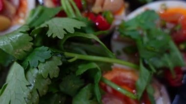 Yarım haşlanmış yumurta baharatlı Tayland salatası tatlı ve ekşi soslu biber ve kişniş.