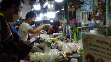 Bangkok, Tayland 15 Ocak 2022 - Yerel Asya pazarında maske takan herkesle yemek satan yeni normal yaşam tarzı