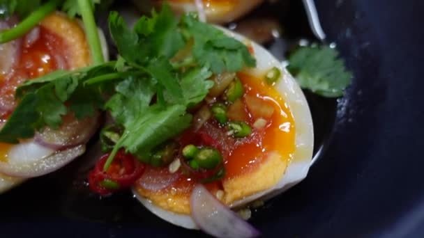 Yarım Haşlanmış Yumurta Baharatlı Tayland Salatası Tatlı Ekşi Soslu Biber — Stok video