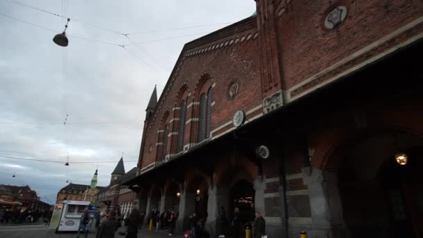 丹麦哥本哈根2018年4月14日中央车站砖墙外墙造型特写镜头慢动作 — 图库视频影像
