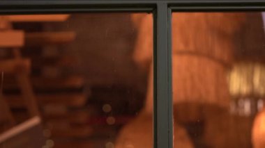 Bulanık dekore lambaları gece pencerenin arkasında