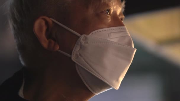 Ásia Sênior Homem Vestindo Máscara Sair Noite — Vídeo de Stock