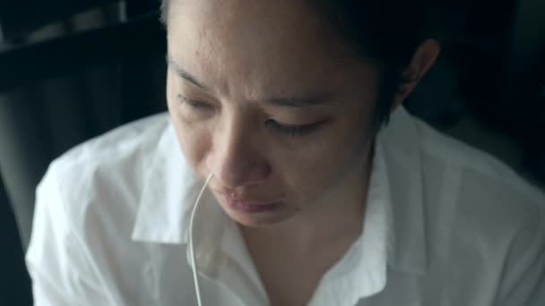 亚洲女人用鼻子上的Atk鼻腔做自我测试 换来Covid — 图库视频影像