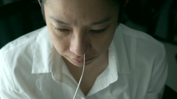 Mulher Asiática Fazer Auto Teste Atk Troca Nasal Seu Nariz — Vídeo de Stock
