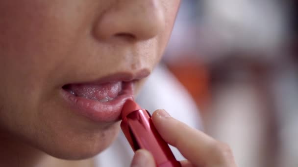 Aplicación Lápiz Labial Mujer Asiática Labio Primer Plano Cámara Lenta — Vídeos de Stock