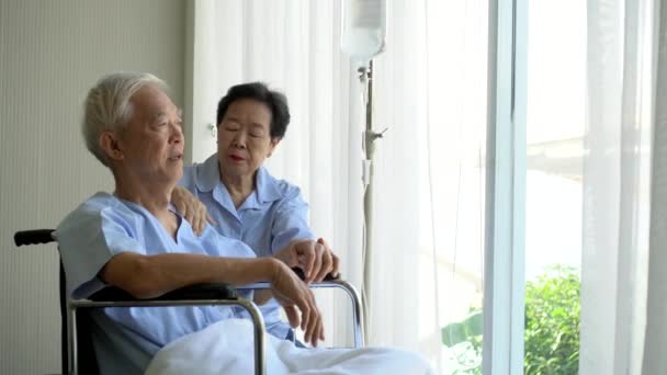 Старая Азиатская Старшая Пара Инвалидной Коляске Разговаривает Разговаривая — стоковое видео