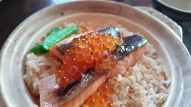 Japon yemeği stili kil çömlek somon pilavı ve ikura yumurtası.