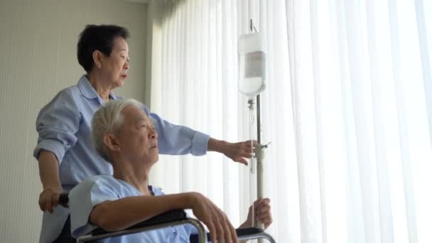 Soțul Liniștit Scaunul Rotile Îngrijorează Cuplu Mai Vârstă Din Asia — Videoclip de stoc