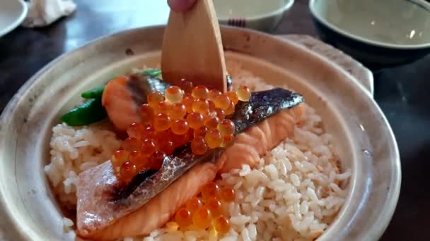 Запеченный Японской Кухни Глиняный Рис Икурой Икры — стоковое видео