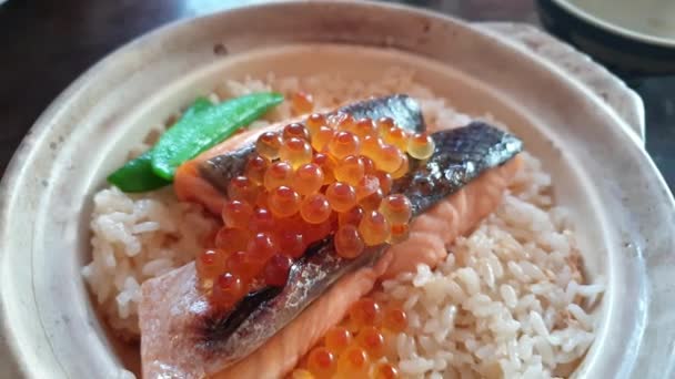 Ψημένο Γιαπωνέζικο Πηλό Ρύζι Σολομού Κατσαρόλας Ikura Roe — Αρχείο Βίντεο