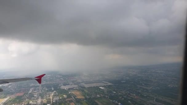 Вид Высоты Птичьего Полета Окна Самолета Проливной Дождь Город Внизу — стоковое видео