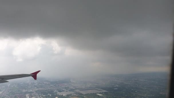 Luftaufnahme Vom Fensterplatz Des Flugzeugs Starkregen Über Der Stadt — Stockvideo