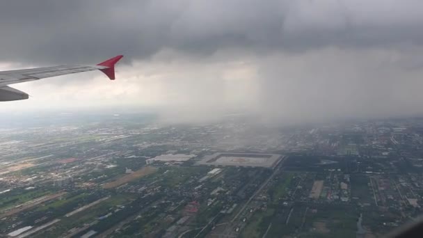 Вид Высоты Птичьего Полета Окна Самолета Проливной Дождь Город Внизу — стоковое видео