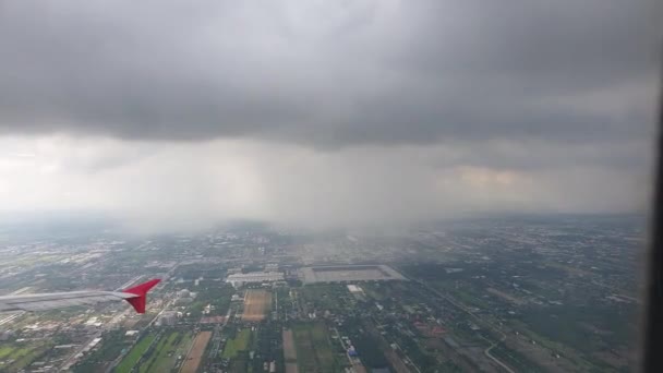 Vista Aérea Assento Janela Plana Derramando Chuva Pesada Sobre Cidade — Vídeo de Stock