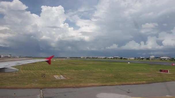 Самолёт Приземляется Взлетно Посадочной Полосе Аэропорта Дождливой Погодой — стоковое видео