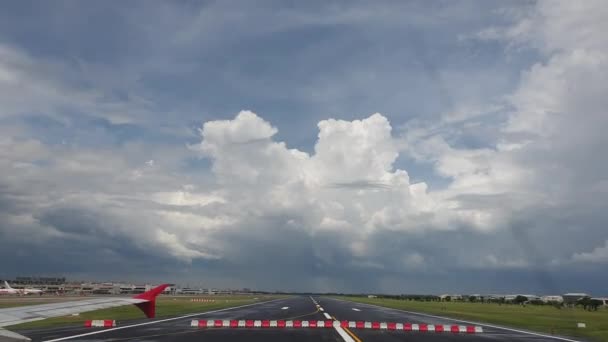 Aterizarea Avionului Pista Aeroportului Vreme Ploioasă Peisaj Îndepărtat — Videoclip de stoc
