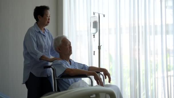 Азиатская Пожилая Пара Инвалидной Коляске Говорит Стресс Беспокоиться Больнице — стоковое видео