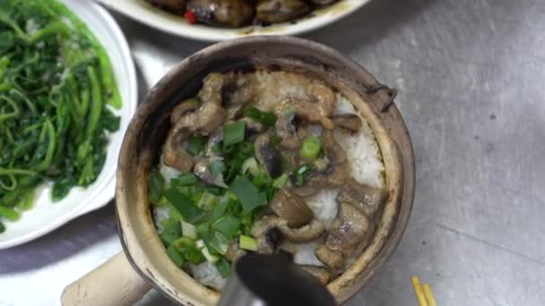 Salsa Sobre Arcilla Anguila Arroz Horneado Plato Chino Cantonés Energía — Vídeos de Stock