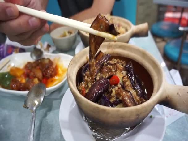 Pałeczki Jedzące Bakłażan Pieczony Ryż Gliniany Garnek Hong Kong Street — Wideo stockowe