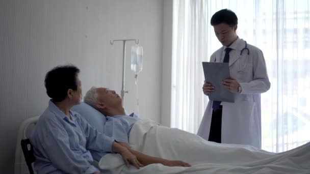 Asiatico Giovane Uomo Medico Dare Consigli Opzione Medica Anziano Vecchio — Video Stock